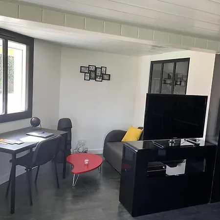 Comme Dans Un Ecrin - T2 De 50 M² Avec Jardin, Terrasse Et Piscine *